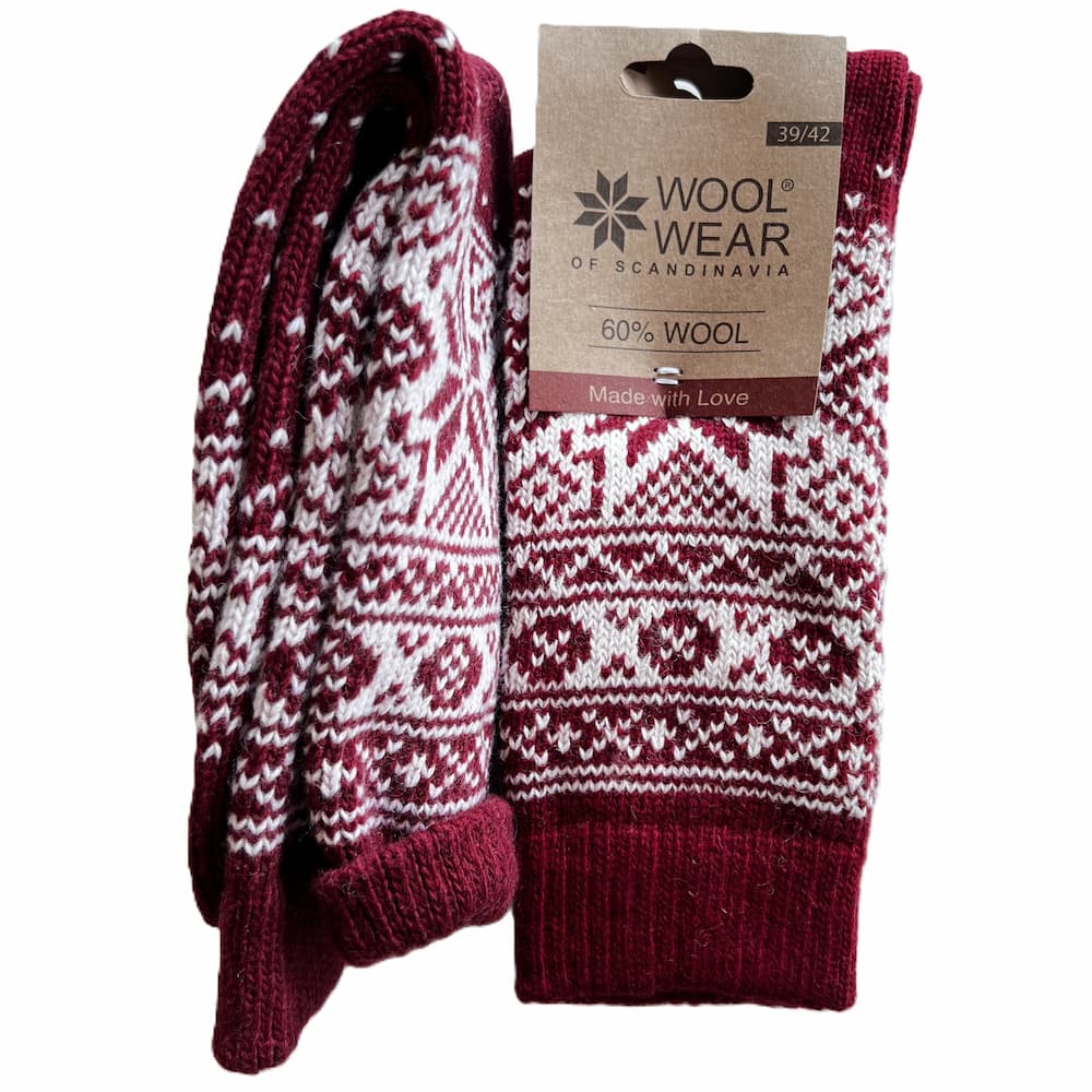 Gestrickte Socken mit klassischem Schneeflockenmuster