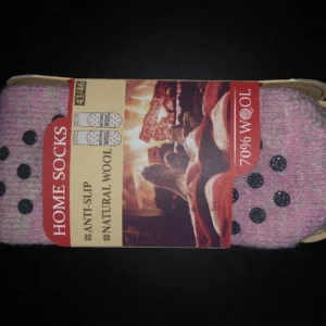 Rutschfeste Wollsocken aus 70% Wolle in schönem Design